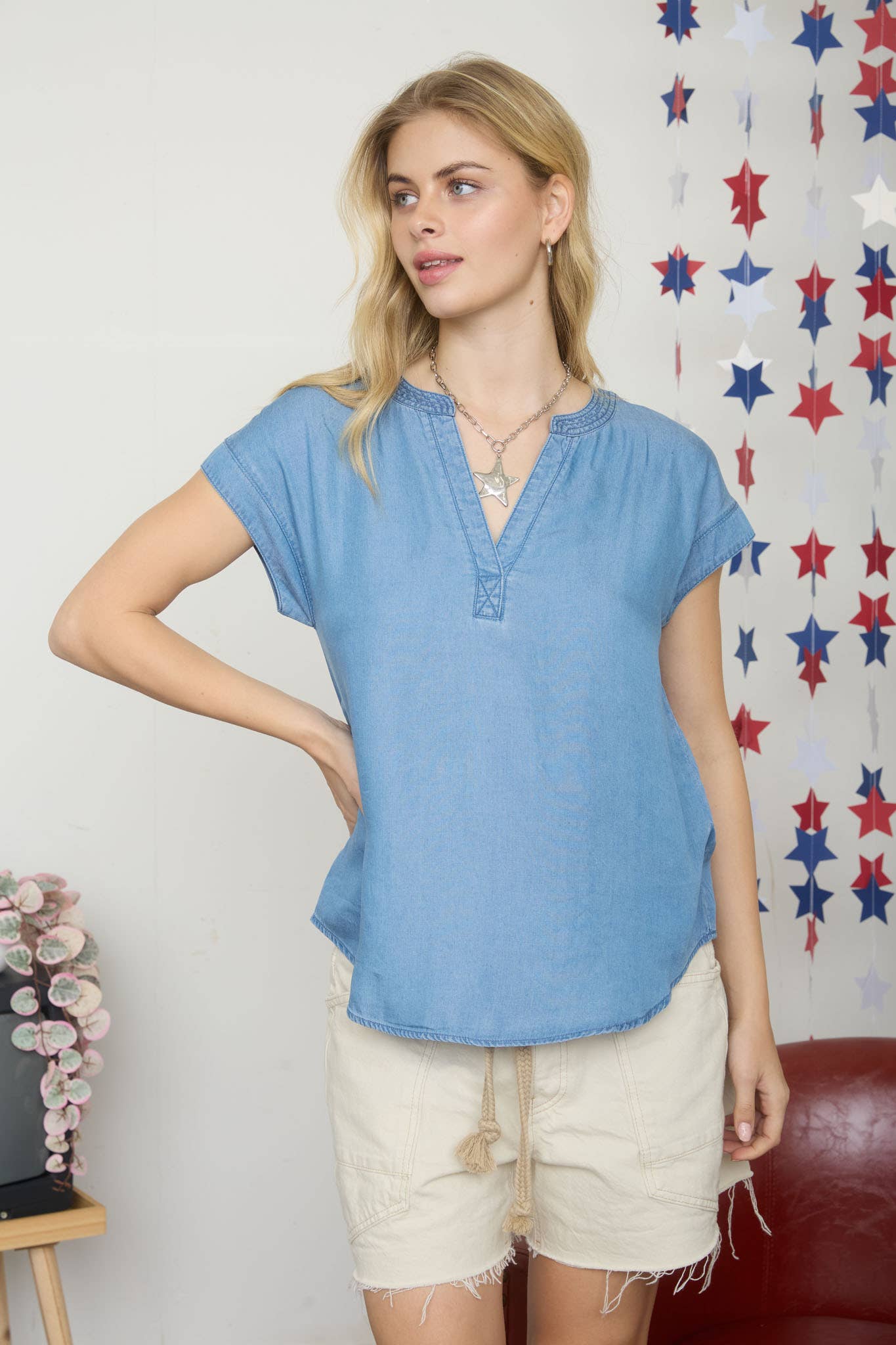 SPLIT NECK SHORT SLEEVE CHAMBRAY TOP: CHAMBRAY