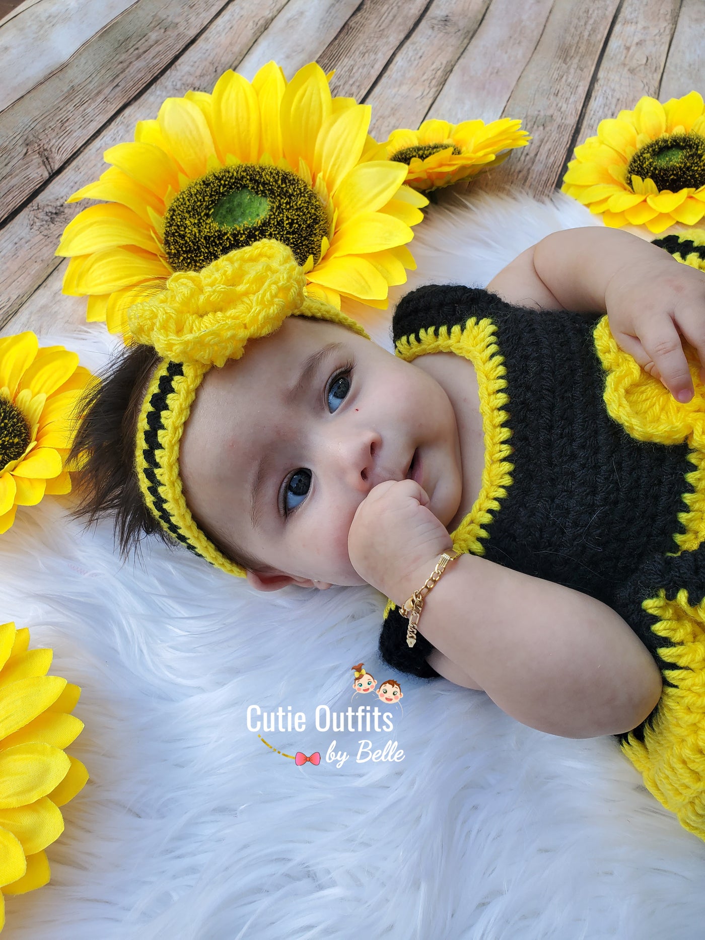 Bee crochet baby outfit